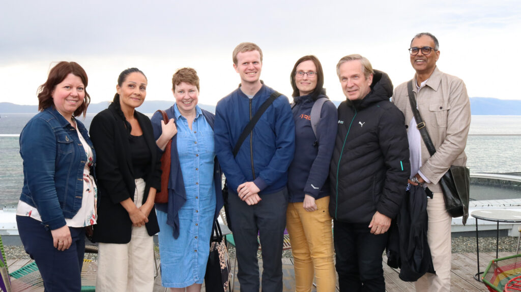 Bilde av en gruppe mennesker: Dr. Mary Leamy sammen med representanter fra Trondheim kommue og KBT Fagskole
