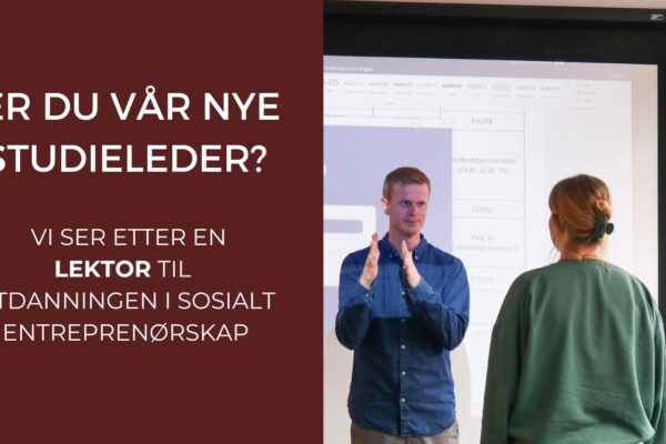 Bilde av to mennesker i en læringssituasjon. Tekst: Er du vår nye studieleder? Vi ser etter en lektor til utdanningen i sosialt entreprenørskap